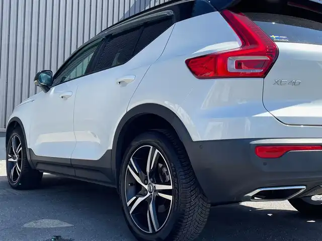ボルボ ＸＣ４０ T4 AWD Rデザイン 青森県 2019(令1)年 7.2万km クリスタルホワイトP/ブラック /4WD/ターボ/黒ハーフレザーシート/D席メモリー付き/　前席パワーシート/前席シートヒーター/ハーマンカードン・サウンドシステム/純正ナビ/　（フルセグTV/DVD/Bｔ/USB）/全方位カメラ/パワーバックドア/プッシュスタートシステム/前後バンパーソナー/純正オートLEDライト/フォグ/純正ウインカーミラー/純正ドアバイザー/純正フロアマット/革巻きステア・ノブ/パドルシフト/置くだけ充電/衝突回避/レーンキーピング/クロストラフィックアラート/アイドリングストップ/コーナーリングライト/アクティブベンディング/クルーズコントロール/ロードサイン/自動駐車/自動発進/BLIS/W/サイド/カーテンエアバッグ/ABS/スマートキーｘ２/保証書・取説/R2.3.4.5.6.7年ディーラー点検記録簿あり