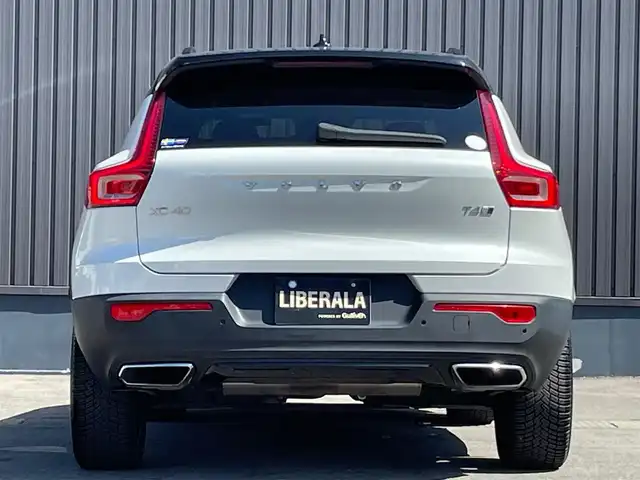 ボルボ ＸＣ４０ T4 AWD Rデザイン 青森県 2019(令1)年 7.2万km クリスタルホワイトP/ブラック /4WD/ターボ/黒ハーフレザーシート/D席メモリー付き/　前席パワーシート/前席シートヒーター/ハーマンカードン・サウンドシステム/純正ナビ/　（フルセグTV/DVD/Bｔ/USB）/全方位カメラ/パワーバックドア/プッシュスタートシステム/前後バンパーソナー/純正オートLEDライト/フォグ/純正ウインカーミラー/純正ドアバイザー/純正フロアマット/革巻きステア・ノブ/パドルシフト/置くだけ充電/衝突回避/レーンキーピング/クロストラフィックアラート/アイドリングストップ/コーナーリングライト/アクティブベンディング/クルーズコントロール/ロードサイン/自動駐車/自動発進/BLIS/W/サイド/カーテンエアバッグ/ABS/スマートキーｘ２/保証書・取説/R2.3.4.5.6.7年ディーラー点検記録簿あり