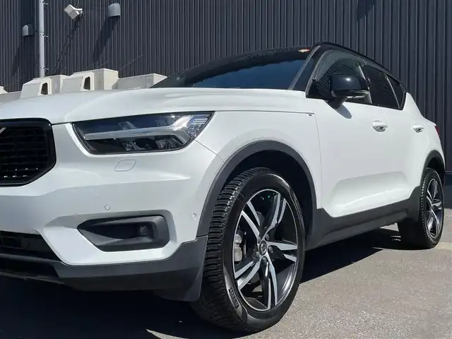 ボルボ ＸＣ４０ T4 AWD Rデザイン 青森県 2019(令1)年 7.2万km クリスタルホワイトP/ブラック /4WD/ターボ/黒ハーフレザーシート/D席メモリー付き/　前席パワーシート/前席シートヒーター/ハーマンカードン・サウンドシステム/純正ナビ/　（フルセグTV/DVD/Bｔ/USB）/全方位カメラ/パワーバックドア/プッシュスタートシステム/前後バンパーソナー/純正オートLEDライト/フォグ/純正ウインカーミラー/純正ドアバイザー/純正フロアマット/革巻きステア・ノブ/パドルシフト/置くだけ充電/衝突回避/レーンキーピング/クロストラフィックアラート/アイドリングストップ/コーナーリングライト/アクティブベンディング/クルーズコントロール/ロードサイン/自動駐車/自動発進/BLIS/W/サイド/カーテンエアバッグ/ABS/スマートキーｘ２/保証書・取説/R2.3.4.5.6.7年ディーラー点検記録簿あり