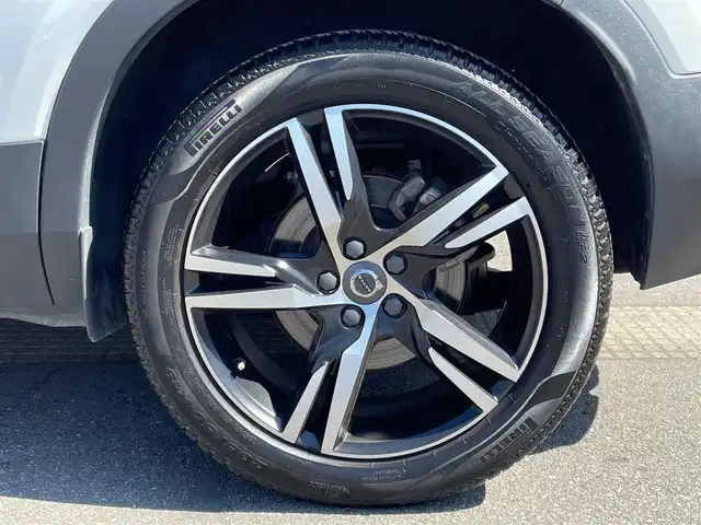 ボルボ ＸＣ４０ T4 AWD Rデザイン 青森県 2019(令1)年 7.2万km クリスタルホワイトP/ブラック /4WD/ターボ/黒ハーフレザーシート/D席メモリー付き/　前席パワーシート/前席シートヒーター/ハーマンカードン・サウンドシステム/純正ナビ/　（フルセグTV/DVD/Bｔ/USB）/全方位カメラ/パワーバックドア/プッシュスタートシステム/前後バンパーソナー/純正オートLEDライト/フォグ/純正ウインカーミラー/純正ドアバイザー/純正フロアマット/革巻きステア・ノブ/パドルシフト/置くだけ充電/衝突回避/レーンキーピング/クロストラフィックアラート/アイドリングストップ/コーナーリングライト/アクティブベンディング/クルーズコントロール/ロードサイン/自動駐車/自動発進/BLIS/W/サイド/カーテンエアバッグ/ABS/スマートキーｘ２/保証書・取説/R2.3.4.5.6.7年ディーラー点検記録簿あり