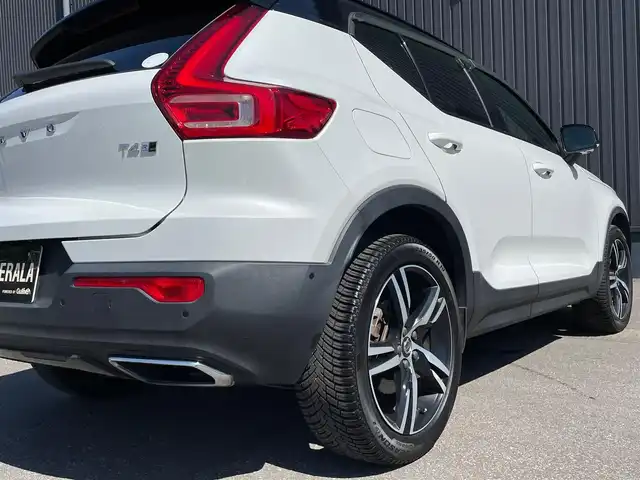 ボルボ ＸＣ４０ T4 AWD Rデザイン 青森県 2019(令1)年 7.2万km クリスタルホワイトP/ブラック /4WD/ターボ/黒ハーフレザーシート/D席メモリー付き/　前席パワーシート/前席シートヒーター/ハーマンカードン・サウンドシステム/純正ナビ/　（フルセグTV/DVD/Bｔ/USB）/全方位カメラ/パワーバックドア/プッシュスタートシステム/前後バンパーソナー/純正オートLEDライト/フォグ/純正ウインカーミラー/純正ドアバイザー/純正フロアマット/革巻きステア・ノブ/パドルシフト/置くだけ充電/衝突回避/レーンキーピング/クロストラフィックアラート/アイドリングストップ/コーナーリングライト/アクティブベンディング/クルーズコントロール/ロードサイン/自動駐車/自動発進/BLIS/W/サイド/カーテンエアバッグ/ABS/スマートキーｘ２/保証書・取説/R2.3.4.5.6.7年ディーラー点検記録簿あり