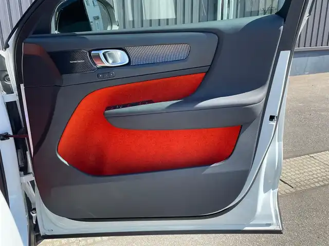 ボルボ ＸＣ４０ T4 AWD Rデザイン 青森県 2019(令1)年 7.2万km クリスタルホワイトP/ブラック /4WD/ターボ/黒ハーフレザーシート/D席メモリー付き/　前席パワーシート/前席シートヒーター/ハーマンカードン・サウンドシステム/純正ナビ/　（フルセグTV/DVD/Bｔ/USB）/全方位カメラ/パワーバックドア/プッシュスタートシステム/前後バンパーソナー/純正オートLEDライト/フォグ/純正ウインカーミラー/純正ドアバイザー/純正フロアマット/革巻きステア・ノブ/パドルシフト/置くだけ充電/衝突回避/レーンキーピング/クロストラフィックアラート/アイドリングストップ/コーナーリングライト/アクティブベンディング/クルーズコントロール/ロードサイン/自動駐車/自動発進/BLIS/W/サイド/カーテンエアバッグ/ABS/スマートキーｘ２/保証書・取説/R2.3.4.5.6.7年ディーラー点検記録簿あり