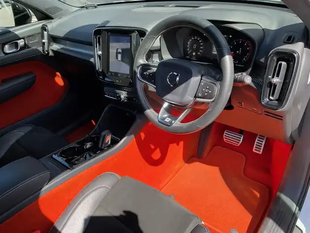 ボルボ ＸＣ４０ T4 AWD Rデザイン 青森県 2019(令1)年 7.2万km クリスタルホワイトP/ブラック /4WD/ターボ/黒ハーフレザーシート/D席メモリー付き/　前席パワーシート/前席シートヒーター/ハーマンカードン・サウンドシステム/純正ナビ/　（フルセグTV/DVD/Bｔ/USB）/全方位カメラ/パワーバックドア/プッシュスタートシステム/前後バンパーソナー/純正オートLEDライト/フォグ/純正ウインカーミラー/純正ドアバイザー/純正フロアマット/革巻きステア・ノブ/パドルシフト/置くだけ充電/衝突回避/レーンキーピング/クロストラフィックアラート/アイドリングストップ/コーナーリングライト/アクティブベンディング/クルーズコントロール/ロードサイン/自動駐車/自動発進/BLIS/W/サイド/カーテンエアバッグ/ABS/スマートキーｘ２/保証書・取説/R2.3.4.5.6.7年ディーラー点検記録簿あり