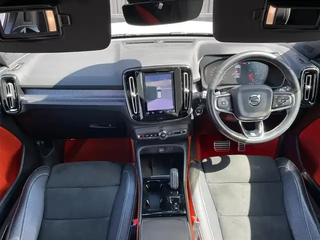 ボルボ ＸＣ４０ T4 AWD Rデザイン 青森県 2019(令1)年 7.2万km クリスタルホワイトP/ブラック /4WD/ターボ/黒ハーフレザーシート/D席メモリー付き/　前席パワーシート/前席シートヒーター/ハーマンカードン・サウンドシステム/純正ナビ/　（フルセグTV/DVD/Bｔ/USB）/全方位カメラ/パワーバックドア/プッシュスタートシステム/前後バンパーソナー/純正オートLEDライト/フォグ/純正ウインカーミラー/純正ドアバイザー/純正フロアマット/革巻きステア・ノブ/パドルシフト/置くだけ充電/衝突回避/レーンキーピング/クロストラフィックアラート/アイドリングストップ/コーナーリングライト/アクティブベンディング/クルーズコントロール/ロードサイン/自動駐車/自動発進/BLIS/W/サイド/カーテンエアバッグ/ABS/スマートキーｘ２/保証書・取説/R2.3.4.5.6.7年ディーラー点検記録簿あり