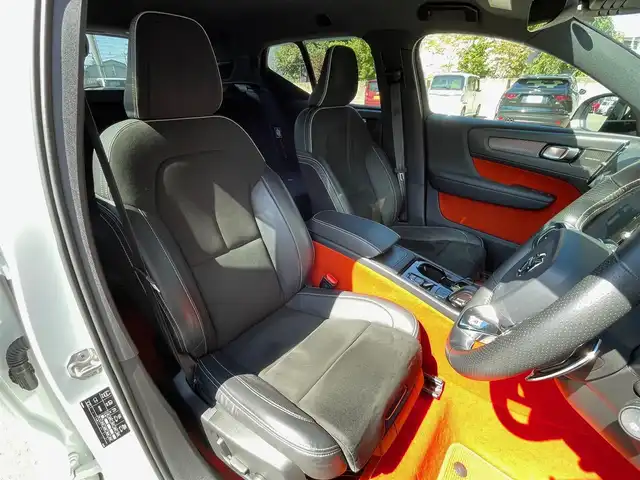 ボルボ ＸＣ４０ T4 AWD Rデザイン 青森県 2019(令1)年 7.2万km クリスタルホワイトP/ブラック /4WD/ターボ/黒ハーフレザーシート/D席メモリー付き/　前席パワーシート/前席シートヒーター/ハーマンカードン・サウンドシステム/純正ナビ/　（フルセグTV/DVD/Bｔ/USB）/全方位カメラ/パワーバックドア/プッシュスタートシステム/前後バンパーソナー/純正オートLEDライト/フォグ/純正ウインカーミラー/純正ドアバイザー/純正フロアマット/革巻きステア・ノブ/パドルシフト/置くだけ充電/衝突回避/レーンキーピング/クロストラフィックアラート/アイドリングストップ/コーナーリングライト/アクティブベンディング/クルーズコントロール/ロードサイン/自動駐車/自動発進/BLIS/W/サイド/カーテンエアバッグ/ABS/スマートキーｘ２/保証書・取説/R2.3.4.5.6.7年ディーラー点検記録簿あり