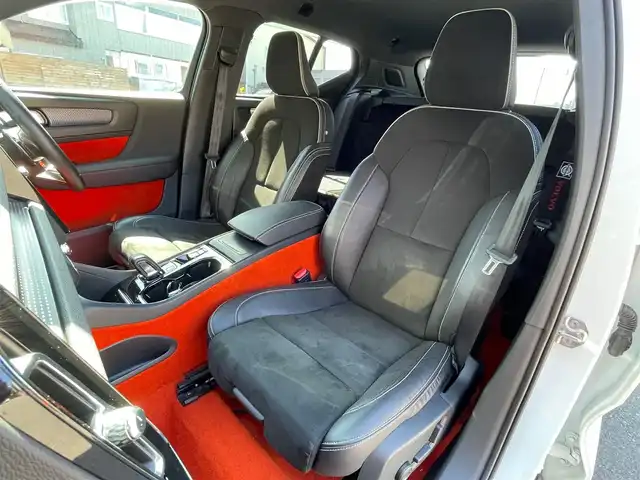 ボルボ ＸＣ４０ T4 AWD Rデザイン 青森県 2019(令1)年 7.2万km クリスタルホワイトP/ブラック /4WD/ターボ/黒ハーフレザーシート/D席メモリー付き/　前席パワーシート/前席シートヒーター/ハーマンカードン・サウンドシステム/純正ナビ/　（フルセグTV/DVD/Bｔ/USB）/全方位カメラ/パワーバックドア/プッシュスタートシステム/前後バンパーソナー/純正オートLEDライト/フォグ/純正ウインカーミラー/純正ドアバイザー/純正フロアマット/革巻きステア・ノブ/パドルシフト/置くだけ充電/衝突回避/レーンキーピング/クロストラフィックアラート/アイドリングストップ/コーナーリングライト/アクティブベンディング/クルーズコントロール/ロードサイン/自動駐車/自動発進/BLIS/W/サイド/カーテンエアバッグ/ABS/スマートキーｘ２/保証書・取説/R2.3.4.5.6.7年ディーラー点検記録簿あり