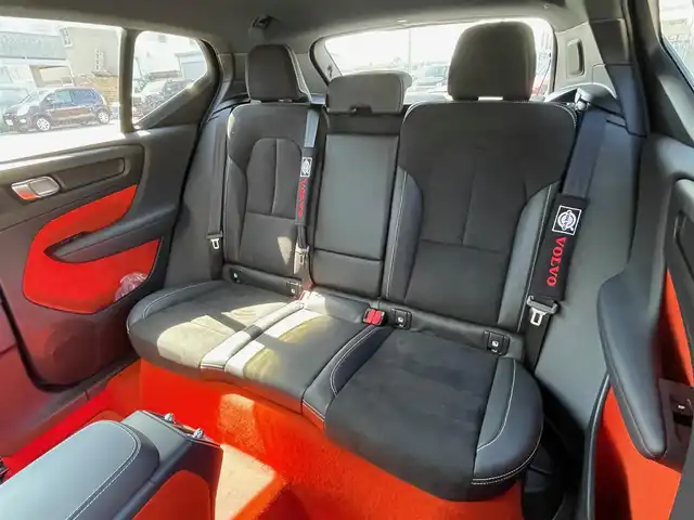 ボルボ ＸＣ４０ T4 AWD Rデザイン 青森県 2019(令1)年 7.2万km クリスタルホワイトP/ブラック /4WD/ターボ/黒ハーフレザーシート/D席メモリー付き/　前席パワーシート/前席シートヒーター/ハーマンカードン・サウンドシステム/純正ナビ/　（フルセグTV/DVD/Bｔ/USB）/全方位カメラ/パワーバックドア/プッシュスタートシステム/前後バンパーソナー/純正オートLEDライト/フォグ/純正ウインカーミラー/純正ドアバイザー/純正フロアマット/革巻きステア・ノブ/パドルシフト/置くだけ充電/衝突回避/レーンキーピング/クロストラフィックアラート/アイドリングストップ/コーナーリングライト/アクティブベンディング/クルーズコントロール/ロードサイン/自動駐車/自動発進/BLIS/W/サイド/カーテンエアバッグ/ABS/スマートキーｘ２/保証書・取説/R2.3.4.5.6.7年ディーラー点検記録簿あり