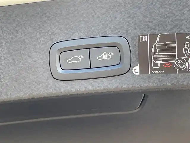 ボルボ ＸＣ４０ T4 AWD Rデザイン 青森県 2019(令1)年 7.2万km クリスタルホワイトP/ブラック /4WD/ターボ/黒ハーフレザーシート/D席メモリー付き/　前席パワーシート/前席シートヒーター/ハーマンカードン・サウンドシステム/純正ナビ/　（フルセグTV/DVD/Bｔ/USB）/全方位カメラ/パワーバックドア/プッシュスタートシステム/前後バンパーソナー/純正オートLEDライト/フォグ/純正ウインカーミラー/純正ドアバイザー/純正フロアマット/革巻きステア・ノブ/パドルシフト/置くだけ充電/衝突回避/レーンキーピング/クロストラフィックアラート/アイドリングストップ/コーナーリングライト/アクティブベンディング/クルーズコントロール/ロードサイン/自動駐車/自動発進/BLIS/W/サイド/カーテンエアバッグ/ABS/スマートキーｘ２/保証書・取説/R2.3.4.5.6.7年ディーラー点検記録簿あり