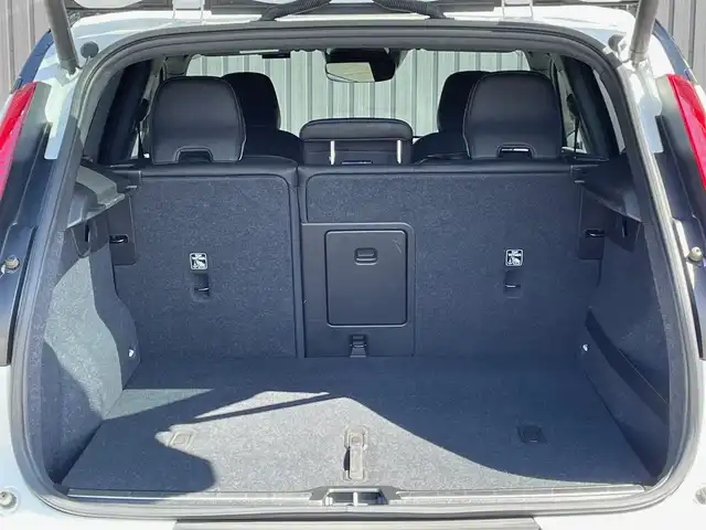 ボルボ ＸＣ４０ T4 AWD Rデザイン 青森県 2019(令1)年 7.2万km クリスタルホワイトP/ブラック /4WD/ターボ/黒ハーフレザーシート/D席メモリー付き/　前席パワーシート/前席シートヒーター/ハーマンカードン・サウンドシステム/純正ナビ/　（フルセグTV/DVD/Bｔ/USB）/全方位カメラ/パワーバックドア/プッシュスタートシステム/前後バンパーソナー/純正オートLEDライト/フォグ/純正ウインカーミラー/純正ドアバイザー/純正フロアマット/革巻きステア・ノブ/パドルシフト/置くだけ充電/衝突回避/レーンキーピング/クロストラフィックアラート/アイドリングストップ/コーナーリングライト/アクティブベンディング/クルーズコントロール/ロードサイン/自動駐車/自動発進/BLIS/W/サイド/カーテンエアバッグ/ABS/スマートキーｘ２/保証書・取説/R2.3.4.5.6.7年ディーラー点検記録簿あり