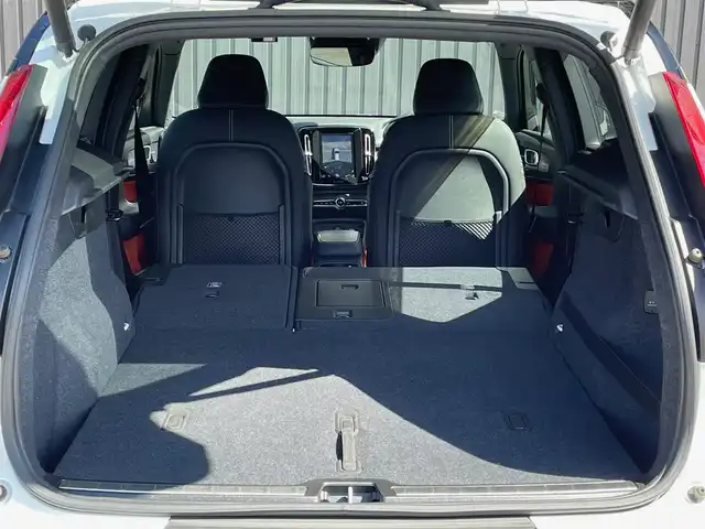 ボルボ ＸＣ４０ T4 AWD Rデザイン 青森県 2019(令1)年 7.2万km クリスタルホワイトP/ブラック /4WD/ターボ/黒ハーフレザーシート/D席メモリー付き/　前席パワーシート/前席シートヒーター/ハーマンカードン・サウンドシステム/純正ナビ/　（フルセグTV/DVD/Bｔ/USB）/全方位カメラ/パワーバックドア/プッシュスタートシステム/前後バンパーソナー/純正オートLEDライト/フォグ/純正ウインカーミラー/純正ドアバイザー/純正フロアマット/革巻きステア・ノブ/パドルシフト/置くだけ充電/衝突回避/レーンキーピング/クロストラフィックアラート/アイドリングストップ/コーナーリングライト/アクティブベンディング/クルーズコントロール/ロードサイン/自動駐車/自動発進/BLIS/W/サイド/カーテンエアバッグ/ABS/スマートキーｘ２/保証書・取説/R2.3.4.5.6.7年ディーラー点検記録簿あり