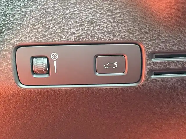 ボルボ ＸＣ４０ T4 AWD Rデザイン 青森県 2019(令1)年 7.2万km クリスタルホワイトP/ブラック /4WD/ターボ/黒ハーフレザーシート/D席メモリー付き/　前席パワーシート/前席シートヒーター/ハーマンカードン・サウンドシステム/純正ナビ/　（フルセグTV/DVD/Bｔ/USB）/全方位カメラ/パワーバックドア/プッシュスタートシステム/前後バンパーソナー/純正オートLEDライト/フォグ/純正ウインカーミラー/純正ドアバイザー/純正フロアマット/革巻きステア・ノブ/パドルシフト/置くだけ充電/衝突回避/レーンキーピング/クロストラフィックアラート/アイドリングストップ/コーナーリングライト/アクティブベンディング/クルーズコントロール/ロードサイン/自動駐車/自動発進/BLIS/W/サイド/カーテンエアバッグ/ABS/スマートキーｘ２/保証書・取説/R2.3.4.5.6.7年ディーラー点検記録簿あり