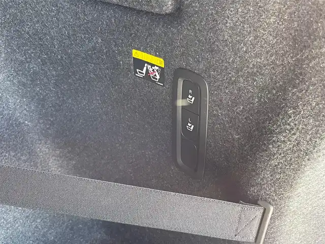 ボルボ ＸＣ４０ T4 AWD Rデザイン 青森県 2019(令1)年 7.2万km クリスタルホワイトP/ブラック /4WD/ターボ/黒ハーフレザーシート/D席メモリー付き/　前席パワーシート/前席シートヒーター/ハーマンカードン・サウンドシステム/純正ナビ/　（フルセグTV/DVD/Bｔ/USB）/全方位カメラ/パワーバックドア/プッシュスタートシステム/前後バンパーソナー/純正オートLEDライト/フォグ/純正ウインカーミラー/純正ドアバイザー/純正フロアマット/革巻きステア・ノブ/パドルシフト/置くだけ充電/衝突回避/レーンキーピング/クロストラフィックアラート/アイドリングストップ/コーナーリングライト/アクティブベンディング/クルーズコントロール/ロードサイン/自動駐車/自動発進/BLIS/W/サイド/カーテンエアバッグ/ABS/スマートキーｘ２/保証書・取説/R2.3.4.5.6.7年ディーラー点検記録簿あり