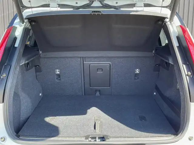 ボルボ ＸＣ４０ T4 AWD Rデザイン 青森県 2019(令1)年 7.2万km クリスタルホワイトP/ブラック /4WD/ターボ/黒ハーフレザーシート/D席メモリー付き/　前席パワーシート/前席シートヒーター/ハーマンカードン・サウンドシステム/純正ナビ/　（フルセグTV/DVD/Bｔ/USB）/全方位カメラ/パワーバックドア/プッシュスタートシステム/前後バンパーソナー/純正オートLEDライト/フォグ/純正ウインカーミラー/純正ドアバイザー/純正フロアマット/革巻きステア・ノブ/パドルシフト/置くだけ充電/衝突回避/レーンキーピング/クロストラフィックアラート/アイドリングストップ/コーナーリングライト/アクティブベンディング/クルーズコントロール/ロードサイン/自動駐車/自動発進/BLIS/W/サイド/カーテンエアバッグ/ABS/スマートキーｘ２/保証書・取説/R2.3.4.5.6.7年ディーラー点検記録簿あり