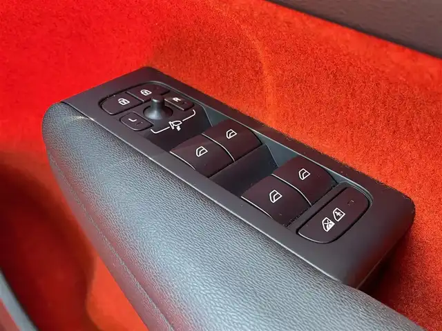 ボルボ ＸＣ４０ T4 AWD Rデザイン 青森県 2019(令1)年 7.2万km クリスタルホワイトP/ブラック /4WD/ターボ/黒ハーフレザーシート/D席メモリー付き/　前席パワーシート/前席シートヒーター/ハーマンカードン・サウンドシステム/純正ナビ/　（フルセグTV/DVD/Bｔ/USB）/全方位カメラ/パワーバックドア/プッシュスタートシステム/前後バンパーソナー/純正オートLEDライト/フォグ/純正ウインカーミラー/純正ドアバイザー/純正フロアマット/革巻きステア・ノブ/パドルシフト/置くだけ充電/衝突回避/レーンキーピング/クロストラフィックアラート/アイドリングストップ/コーナーリングライト/アクティブベンディング/クルーズコントロール/ロードサイン/自動駐車/自動発進/BLIS/W/サイド/カーテンエアバッグ/ABS/スマートキーｘ２/保証書・取説/R2.3.4.5.6.7年ディーラー点検記録簿あり