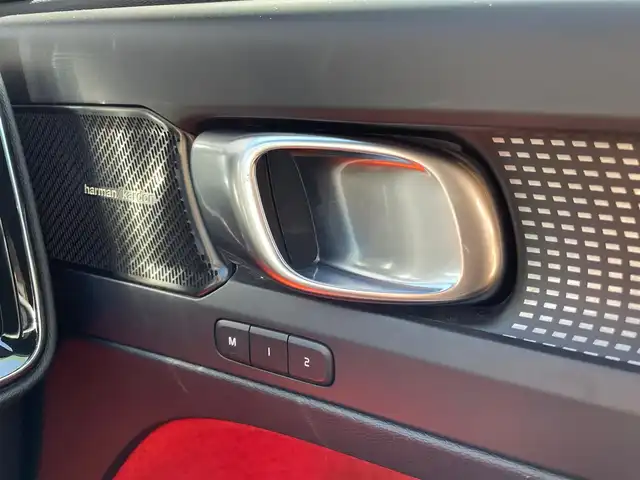 ボルボ ＸＣ４０ T4 AWD Rデザイン 青森県 2019(令1)年 7.2万km クリスタルホワイトP/ブラック /4WD/ターボ/黒ハーフレザーシート/D席メモリー付き/　前席パワーシート/前席シートヒーター/ハーマンカードン・サウンドシステム/純正ナビ/　（フルセグTV/DVD/Bｔ/USB）/全方位カメラ/パワーバックドア/プッシュスタートシステム/前後バンパーソナー/純正オートLEDライト/フォグ/純正ウインカーミラー/純正ドアバイザー/純正フロアマット/革巻きステア・ノブ/パドルシフト/置くだけ充電/衝突回避/レーンキーピング/クロストラフィックアラート/アイドリングストップ/コーナーリングライト/アクティブベンディング/クルーズコントロール/ロードサイン/自動駐車/自動発進/BLIS/W/サイド/カーテンエアバッグ/ABS/スマートキーｘ２/保証書・取説/R2.3.4.5.6.7年ディーラー点検記録簿あり