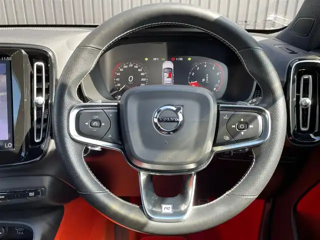 ボルボ ＸＣ４０ T4 AWD Rデザイン 青森県 2019(令1)年 7.2万km クリスタルホワイトP/ブラック /4WD/ターボ/黒ハーフレザーシート/D席メモリー付き/　前席パワーシート/前席シートヒーター/ハーマンカードン・サウンドシステム/純正ナビ/　（フルセグTV/DVD/Bｔ/USB）/全方位カメラ/パワーバックドア/プッシュスタートシステム/前後バンパーソナー/純正オートLEDライト/フォグ/純正ウインカーミラー/純正ドアバイザー/純正フロアマット/革巻きステア・ノブ/パドルシフト/置くだけ充電/衝突回避/レーンキーピング/クロストラフィックアラート/アイドリングストップ/コーナーリングライト/アクティブベンディング/クルーズコントロール/ロードサイン/自動駐車/自動発進/BLIS/W/サイド/カーテンエアバッグ/ABS/スマートキーｘ２/保証書・取説/R2.3.4.5.6.7年ディーラー点検記録簿あり