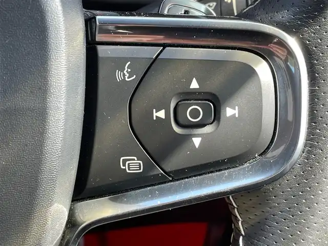 ボルボ ＸＣ４０ T4 AWD Rデザイン 青森県 2019(令1)年 7.2万km クリスタルホワイトP/ブラック /4WD/ターボ/黒ハーフレザーシート/D席メモリー付き/　前席パワーシート/前席シートヒーター/ハーマンカードン・サウンドシステム/純正ナビ/　（フルセグTV/DVD/Bｔ/USB）/全方位カメラ/パワーバックドア/プッシュスタートシステム/前後バンパーソナー/純正オートLEDライト/フォグ/純正ウインカーミラー/純正ドアバイザー/純正フロアマット/革巻きステア・ノブ/パドルシフト/置くだけ充電/衝突回避/レーンキーピング/クロストラフィックアラート/アイドリングストップ/コーナーリングライト/アクティブベンディング/クルーズコントロール/ロードサイン/自動駐車/自動発進/BLIS/W/サイド/カーテンエアバッグ/ABS/スマートキーｘ２/保証書・取説/R2.3.4.5.6.7年ディーラー点検記録簿あり
