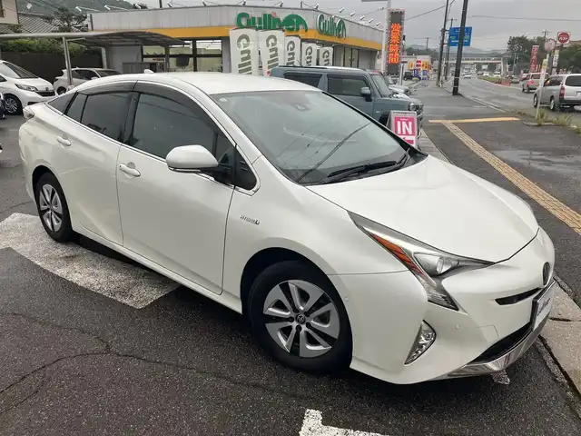 トヨタ プリウス A 広島県 2017(平29)年 11.7万km ホワイトパールクリスタルシャイン 純正ディーラーナビ/フルセグTV/Bluetooth/バックカメラ/セーフティセンス/レーダークルーズ/パーキングアシスト/ヘッドアップディスプレイ/ビルトインETC/LEDヘッドライト/オートライト/新車保証書/取扱説明書/スペアキー