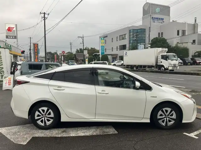 トヨタ プリウス A 広島県 2017(平29)年 11.7万km ホワイトパールクリスタルシャイン 純正ディーラーナビ/フルセグTV/Bluetooth/バックカメラ/セーフティセンス/レーダークルーズ/パーキングアシスト/ヘッドアップディスプレイ/ビルトインETC/LEDヘッドライト/オートライト/新車保証書/取扱説明書/スペアキー