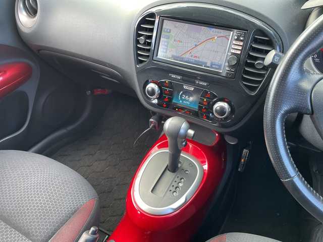 日産 ジューク 15RS タイプV 三重県 2012(平24)年 7.3万km ラディアントレッド 登録時72980km/禁煙車/純正7インチナビ(MP311D-W)/・フルセグ・Bluetooth・CD/DVD・AM/FM・SD/前方ドラレコ/バックカメラ/ETC/プッシュスタート/スマートキー/革巻きステアリング/フォグランプ/AUTOライト/電動格納ミラー/純正スチールホイール積込・サマータイヤ装着
