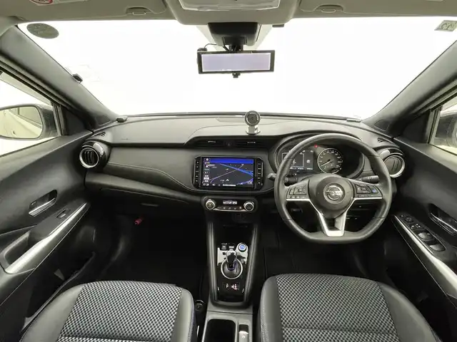 日産 キックス X 熊本県 2020(令2)年 4万km ブリリアントホワイトパール/ピュアブラック 2トーン ワンオーナー　/禁煙車　/純正9インチナビ（ＣＤ・ＤＶＤ・フルセグ・ＢＴ・フルセグ・ipod・SD・ＵＳＢ）/アラウンドビューモニター　/純正前方ドライブレコーダー　/ビルトインＥＴＣ　/レーダークルーズコントロール　/レーンキープアシスト/エマージェンシーブレーキ/側方支援/駐車支援/ふらつき警報/横滑り防止/前後クリアランスソナー/デジタルインナーミラー/ハーフレザーシート/純正フロアマット/純正17インチAW/オートライト/LEDヘッドライト/フォグライト/スマートキー/プッシュスタート/スペアキー1本/保証書/取扱説明書