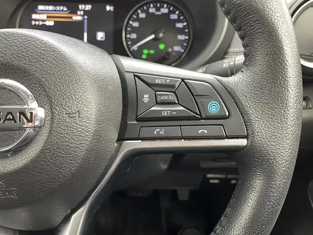 日産 キックス X 熊本県 2020(令2)年 4万km ブリリアントホワイトパール/ピュアブラック 2トーン ワンオーナー　/禁煙車　/純正9インチナビ（ＣＤ・ＤＶＤ・フルセグ・ＢＴ・フルセグ・ipod・SD・ＵＳＢ）/アラウンドビューモニター　/純正前方ドライブレコーダー　/ビルトインＥＴＣ　/レーダークルーズコントロール　/レーンキープアシスト/エマージェンシーブレーキ/側方支援/駐車支援/ふらつき警報/横滑り防止/前後クリアランスソナー/デジタルインナーミラー/ハーフレザーシート/純正フロアマット/純正17インチAW/オートライト/LEDヘッドライト/フォグライト/スマートキー/プッシュスタート/スペアキー1本/保証書/取扱説明書