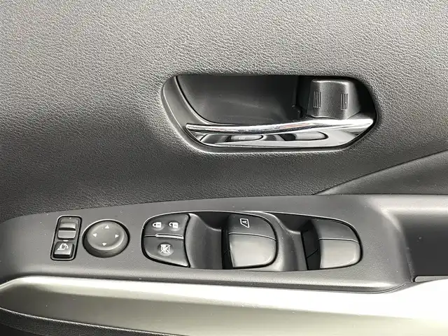 日産 キックス X 熊本県 2020(令2)年 4万km ブリリアントホワイトパール/ピュアブラック 2トーン ワンオーナー　/禁煙車　/純正9インチナビ（ＣＤ・ＤＶＤ・フルセグ・ＢＴ・フルセグ・ipod・SD・ＵＳＢ）/アラウンドビューモニター　/純正前方ドライブレコーダー　/ビルトインＥＴＣ　/レーダークルーズコントロール　/レーンキープアシスト/エマージェンシーブレーキ/側方支援/駐車支援/ふらつき警報/横滑り防止/前後クリアランスソナー/デジタルインナーミラー/ハーフレザーシート/純正フロアマット/純正17インチAW/オートライト/LEDヘッドライト/フォグライト/スマートキー/プッシュスタート/スペアキー1本/保証書/取扱説明書