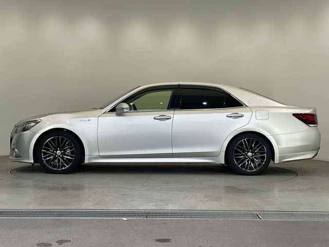 トヨタ クラウン ハイブリッド 栃木県 2015(平27)年 9.6万km シルバー 純正メモリナビ/(CD/DVD/Bluetooth/ワンセグTV/USB)/バックカメラ/ETC/クリアランスソナー/クルーズコントロール/純正アルミホイール/本革シート/パワーシート/シートヒーター/ステアリングヒーター/衝突軽減システム/横滑り防止装置/盗難防止装置/スマートキー/プッシュスタート/電動格納ミラー/フォグランプ/社外フロアマット