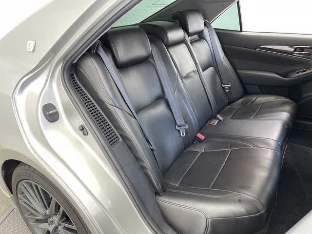 トヨタ クラウン ハイブリッド 栃木県 2015(平27)年 9.6万km シルバー 純正メモリナビ/(CD/DVD/Bluetooth/ワンセグTV/USB)/バックカメラ/ETC/クリアランスソナー/クルーズコントロール/純正アルミホイール/本革シート/パワーシート/シートヒーター/ステアリングヒーター/衝突軽減システム/横滑り防止装置/盗難防止装置/スマートキー/プッシュスタート/電動格納ミラー/フォグランプ/社外フロアマット