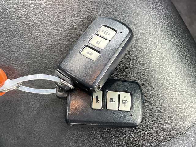 トヨタ クラウン ハイブリッド 栃木県 2015(平27)年 9.6万km シルバー 純正メモリナビ/(CD/DVD/Bluetooth/ワンセグTV/USB)/バックカメラ/ETC/クリアランスソナー/クルーズコントロール/純正アルミホイール/本革シート/パワーシート/シートヒーター/ステアリングヒーター/衝突軽減システム/横滑り防止装置/盗難防止装置/スマートキー/プッシュスタート/電動格納ミラー/フォグランプ/社外フロアマット