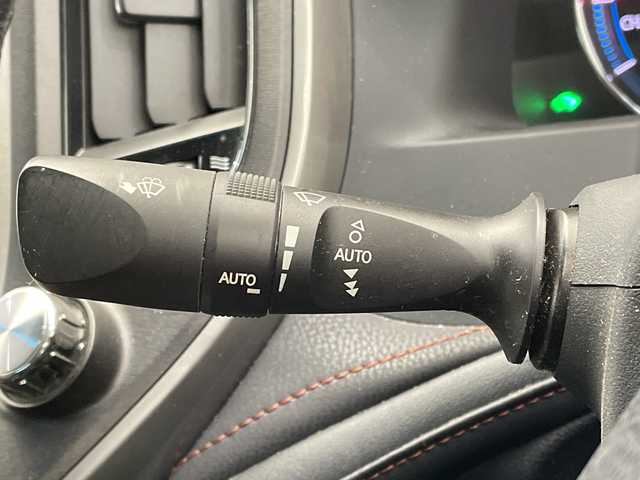 トヨタ クラウン ハイブリッド 栃木県 2015(平27)年 9.6万km シルバー 純正メモリナビ/(CD/DVD/Bluetooth/ワンセグTV/USB)/バックカメラ/ETC/クリアランスソナー/クルーズコントロール/純正アルミホイール/本革シート/パワーシート/シートヒーター/ステアリングヒーター/衝突軽減システム/横滑り防止装置/盗難防止装置/スマートキー/プッシュスタート/電動格納ミラー/フォグランプ/社外フロアマット