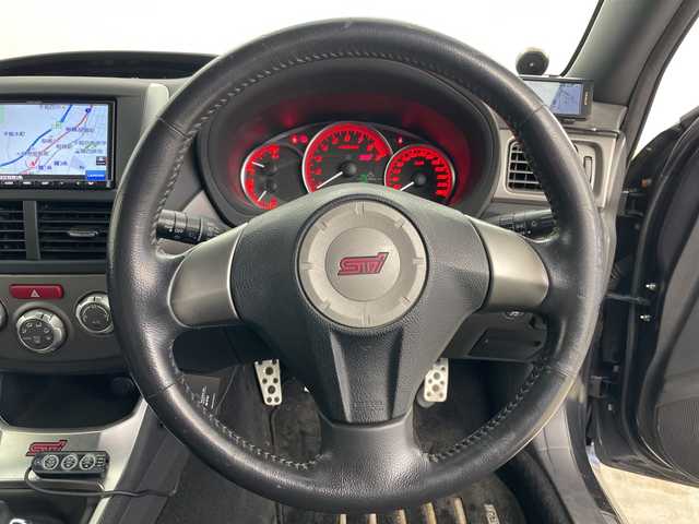 スバル インプレッサ ＷＲＸ STi 道央・札幌 2007(平19)年 13.7万km ダークグレーメタリック ・4WD/・純正エアロ（リア、サイドスポイラー）/・社外マフラー（ノーマル無）/・社外ナビ/・BT&CD/・横滑り防止装置/・SI-DRIVE/・ドライバーズコントロールセンターデフ/・クリフォードセキュリティ/・STI専用ハーフレザーシート/・ETC/・キセノンライト/・プッシュスタート/・スマートキー/・スペアリモコンキー×1/・セキュリティリモコン×1/・保証書/・取扱説明書