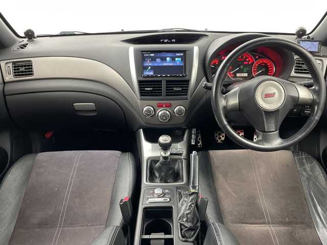 スバル インプレッサ ＷＲＸ STi 道央・札幌 2007(平19)年 13.7万km ダークグレーメタリック ・4WD/・純正エアロ（リア、サイドスポイラー）/・社外マフラー（ノーマル無）/・社外ナビ/・BT&CD/・横滑り防止装置/・SI-DRIVE/・ドライバーズコントロールセンターデフ/・クリフォードセキュリティ/・STI専用ハーフレザーシート/・ETC/・キセノンライト/・プッシュスタート/・スマートキー/・スペアリモコンキー×1/・セキュリティリモコン×1/・保証書/・取扱説明書