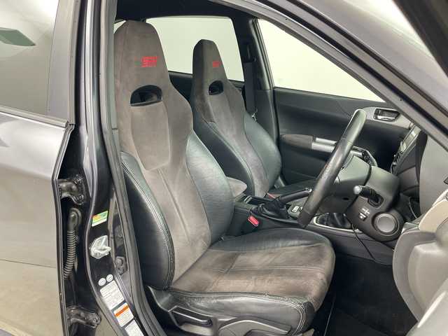 スバル インプレッサ ＷＲＸ STi 道央・札幌 2007(平19)年 13.7万km ダークグレーメタリック ・4WD/・純正エアロ（リア、サイドスポイラー）/・社外マフラー（ノーマル無）/・社外ナビ/・BT&CD/・横滑り防止装置/・SI-DRIVE/・ドライバーズコントロールセンターデフ/・クリフォードセキュリティ/・STI専用ハーフレザーシート/・ETC/・キセノンライト/・プッシュスタート/・スマートキー/・スペアリモコンキー×1/・セキュリティリモコン×1/・保証書/・取扱説明書