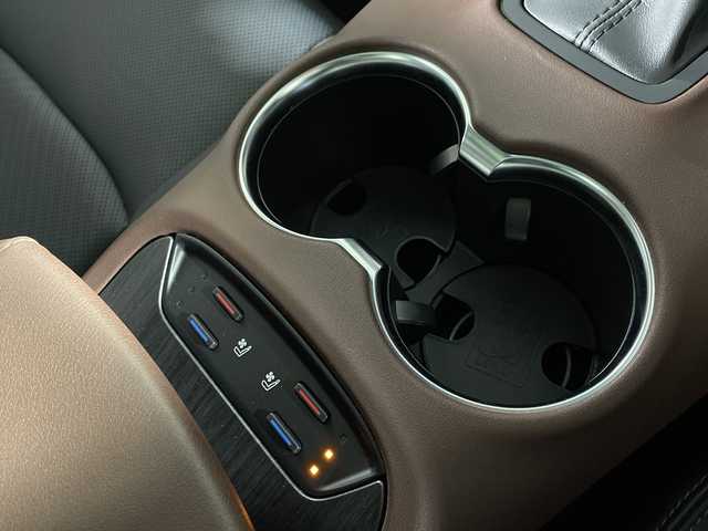 トヨタ ハリアー ハイブリッド Z レザーパッケージ 福岡県 2022(令4)年 3.4万km プレシャスブラックパール 純正12.3インチナビゲーション/フルセグテレビ/AM FM USB AUX BT/パノラマミックビューモニター/デジタルインナーミラー/パノラマルーフ/JBLプレミアムサウンド/LEDヘッドライト/本革レーザーシート/レーダークルーズコントロール/シートヒーター/シートクーラー/純正19インチアルミホイール/ビルトインETC/オートライト/オートマチックハイビーム/コーナーセンサー