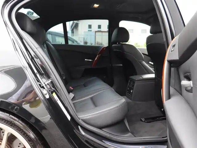 ＢＭＷ Ｍ５ 神奈川県 2006(平18)年 5万km サファイアブラックP サンルーフ/２０インチＡＷ/ビルシュタイン/黒革シート　シートヒーター/ミラーＥＴＣ/ＨＩＤ/クルーズコントロール/前後クリアランスソナー/前席パワーシート/キーレス　プッシュスタート/保証書/取説