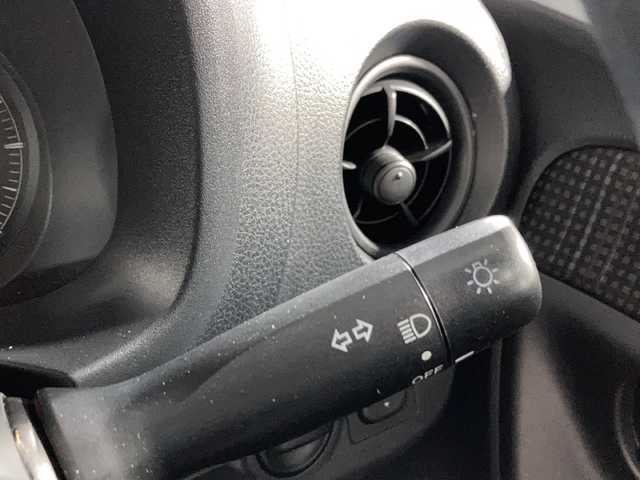 トヨタ ヴィッツ F 沖縄県 2019(平31)年 7.5万km シルバーM 禁煙車　/純正ナビ/【ＡＭ／ＦＭ／ＢＴ／ＡＵＸ】　/バックカメラ　/前後ドライブレコーダー　/ビルトインＥＴＣ　/プリクラッシュセーフティ　/レーンディパーチャーアラート　/オートマチックハイビーム　/リモコンキー/スペアキー　/電格ミラー/純正フロアマット