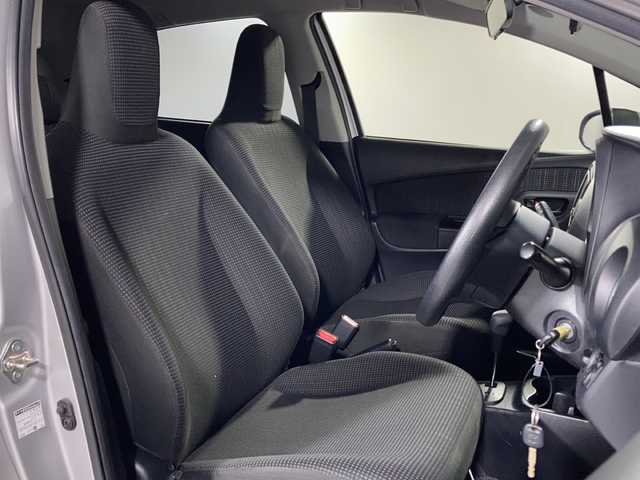 トヨタ ヴィッツ F 沖縄県 2019(平31)年 7.5万km シルバーM 禁煙車　/純正ナビ/【ＡＭ／ＦＭ／ＢＴ／ＡＵＸ】　/バックカメラ　/前後ドライブレコーダー　/ビルトインＥＴＣ　/プリクラッシュセーフティ　/レーンディパーチャーアラート　/オートマチックハイビーム　/リモコンキー/スペアキー　/電格ミラー/純正フロアマット