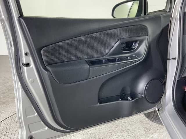 トヨタ ヴィッツ F 沖縄県 2019(平31)年 7.5万km シルバーM 禁煙車　/純正ナビ/【ＡＭ／ＦＭ／ＢＴ／ＡＵＸ】　/バックカメラ　/前後ドライブレコーダー　/ビルトインＥＴＣ　/プリクラッシュセーフティ　/レーンディパーチャーアラート　/オートマチックハイビーム　/リモコンキー/スペアキー　/電格ミラー/純正フロアマット