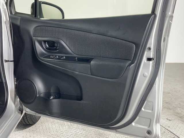 トヨタ ヴィッツ F 沖縄県 2019(平31)年 7.5万km シルバーM 禁煙車　/純正ナビ/【ＡＭ／ＦＭ／ＢＴ／ＡＵＸ】　/バックカメラ　/前後ドライブレコーダー　/ビルトインＥＴＣ　/プリクラッシュセーフティ　/レーンディパーチャーアラート　/オートマチックハイビーム　/リモコンキー/スペアキー　/電格ミラー/純正フロアマット