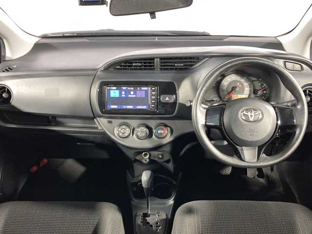 トヨタ ヴィッツ F 沖縄県 2019(平31)年 7.5万km シルバーM 禁煙車　/純正ナビ/【ＡＭ／ＦＭ／ＢＴ／ＡＵＸ】　/バックカメラ　/前後ドライブレコーダー　/ビルトインＥＴＣ　/プリクラッシュセーフティ　/レーンディパーチャーアラート　/オートマチックハイビーム　/リモコンキー/スペアキー　/電格ミラー/純正フロアマット