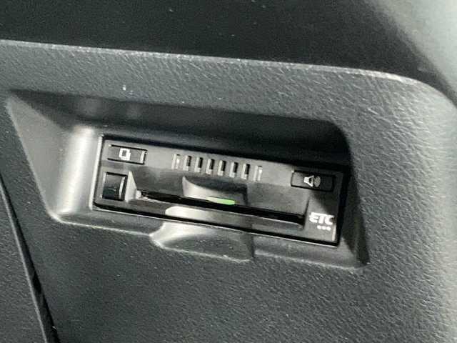 トヨタ ヴィッツ F 沖縄県 2019(平31)年 7.5万km シルバーM 禁煙車　/純正ナビ/【ＡＭ／ＦＭ／ＢＴ／ＡＵＸ】　/バックカメラ　/前後ドライブレコーダー　/ビルトインＥＴＣ　/プリクラッシュセーフティ　/レーンディパーチャーアラート　/オートマチックハイビーム　/リモコンキー/スペアキー　/電格ミラー/純正フロアマット
