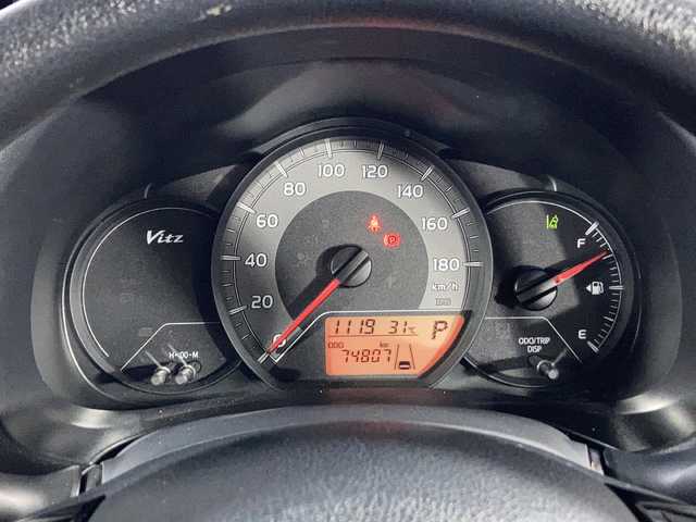トヨタ ヴィッツ F 沖縄県 2019(平31)年 7.5万km シルバーM 禁煙車　/純正ナビ/【ＡＭ／ＦＭ／ＢＴ／ＡＵＸ】　/バックカメラ　/前後ドライブレコーダー　/ビルトインＥＴＣ　/プリクラッシュセーフティ　/レーンディパーチャーアラート　/オートマチックハイビーム　/リモコンキー/スペアキー　/電格ミラー/純正フロアマット