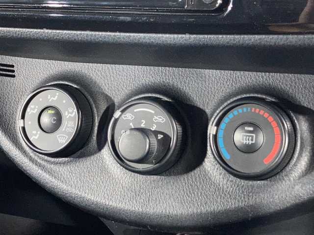 トヨタ ヴィッツ F 沖縄県 2019(平31)年 7.5万km シルバーM 禁煙車　/純正ナビ/【ＡＭ／ＦＭ／ＢＴ／ＡＵＸ】　/バックカメラ　/前後ドライブレコーダー　/ビルトインＥＴＣ　/プリクラッシュセーフティ　/レーンディパーチャーアラート　/オートマチックハイビーム　/リモコンキー/スペアキー　/電格ミラー/純正フロアマット