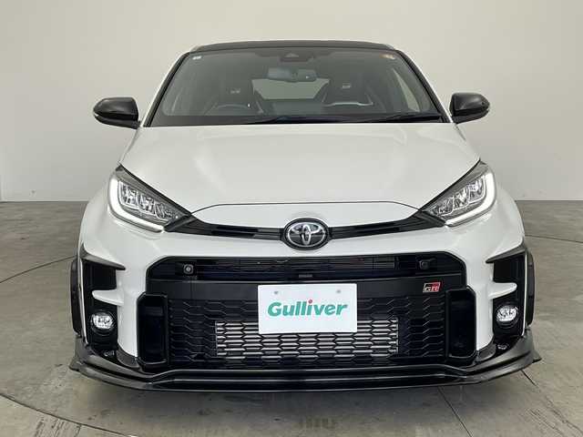 トヨタ ＧＲヤリス RZ ハイパフォーマンス 兵庫県 2021(令3)年 4.9万km プラチナホワイトパールマイカ ・JBLサウンドシステム/・トヨタセーフティーセンス/・プリクラッシュセーフティー/・レーンキープアシスト/・ブラインドスポットモニター/・オートハイビーム/・レーダークルーズコントロール/・ロードサインアシスト/・ヘッドアップディスプレイ/・純正ナビ&BT&USB&Miracast/・バックカメラ/・スマートフォン/・プッシュスタート/・ビルトインETC/・ハーフレザーシート/・インタークーラースプレー/・TRDマフラー/・GR専用カラードキャリパー/・GR専用純正18インチアルミホイール/・GR専用エアロ