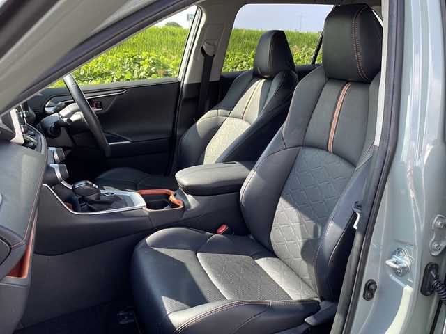 トヨタ ＲＡＶ４ アドベンチャー 新潟県 2020(令2)年 5万km アーバンカーキ 4WD/純正ディスプレイオーディオ/BT/USB/バックカメラ/ETC/衝突被害軽減ブレーキ/レーンキープアシスト/レーダークルーズコントロール/革シート/運転席パワーシート/エアシート/シートヒーター /ステアリングヒーター/ステアリングスイッチ/MTモード付きAT/コーナーセンサー/スマートキー/プッシュスタート/LEDヘッドライト/オートライト/オートハイビーム/フォグランプ/純正19インチアルミホイール