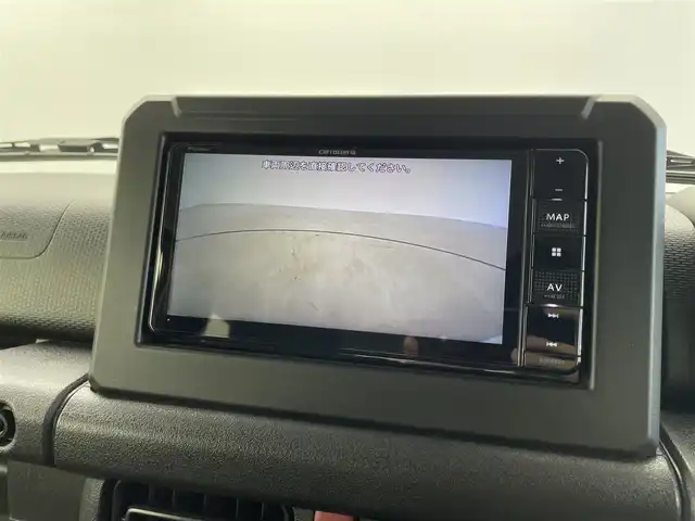 スズキ ジムニー XL 福井県 2024(令6)年 1.1万km シフォンアイボリーM ４WD/社外７インチディスプレイオーディオナビ/Bluetooth/USB/AUX/AM/FM/バックカメラ /衝突軽減ブレーキ//シートヒーター /電動格納式ミラー/プッシュスタート /オートライト /ライトレベライザー /フォグランプ/背面タイヤ/ETC/社外フロアマット