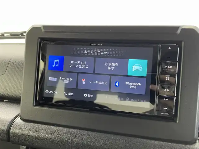 スズキ ジムニー XL 福井県 2024(令6)年 1.1万km シフォンアイボリーM ４WD/社外７インチディスプレイオーディオナビ/Bluetooth/USB/AUX/AM/FM/バックカメラ /衝突軽減ブレーキ//シートヒーター /電動格納式ミラー/プッシュスタート /オートライト /ライトレベライザー /フォグランプ/背面タイヤ/ETC/社外フロアマット