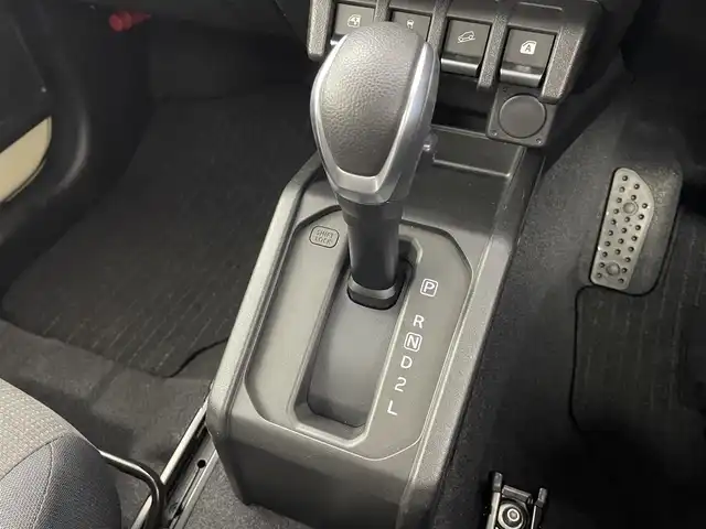 スズキ ジムニー XL 福井県 2024(令6)年 1.1万km シフォンアイボリーM ４WD/社外７インチディスプレイオーディオナビ/Bluetooth/USB/AUX/AM/FM/バックカメラ /衝突軽減ブレーキ//シートヒーター /電動格納式ミラー/プッシュスタート /オートライト /ライトレベライザー /フォグランプ/背面タイヤ/ETC/社外フロアマット