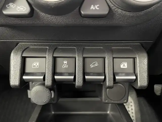 スズキ ジムニー XL 福井県 2024(令6)年 1.1万km シフォンアイボリーM ４WD/社外７インチディスプレイオーディオナビ/Bluetooth/USB/AUX/AM/FM/バックカメラ /衝突軽減ブレーキ//シートヒーター /電動格納式ミラー/プッシュスタート /オートライト /ライトレベライザー /フォグランプ/背面タイヤ/ETC/社外フロアマット